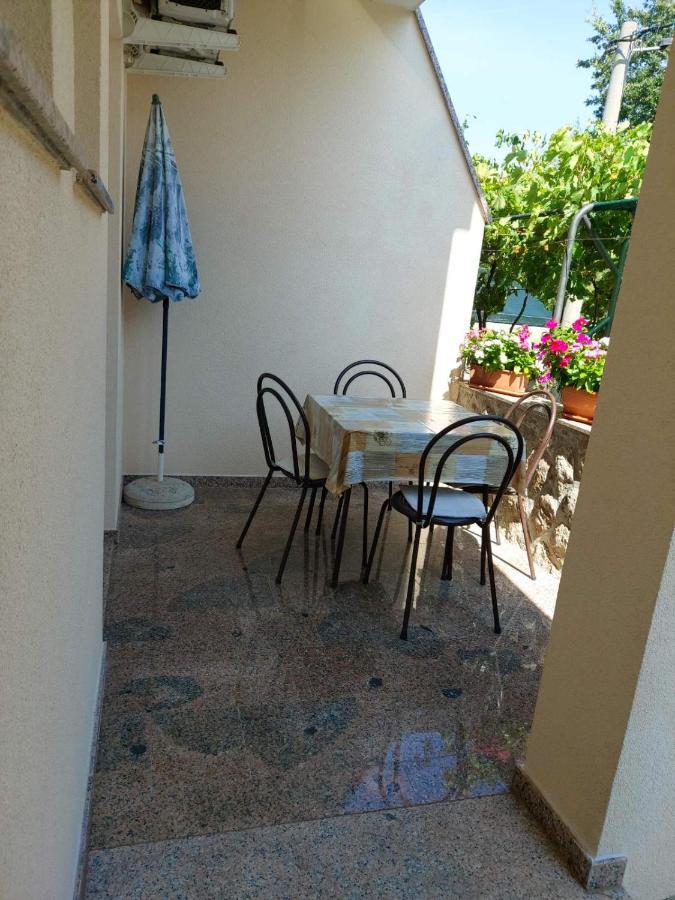 Apartmani Anita Malinska Exterior photo